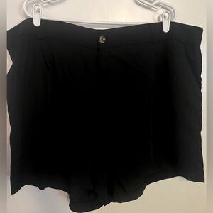 Black Pleaded Shorts with Pockets (Size 24)